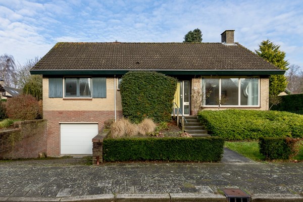 Schubertstraat 12, Halsteren